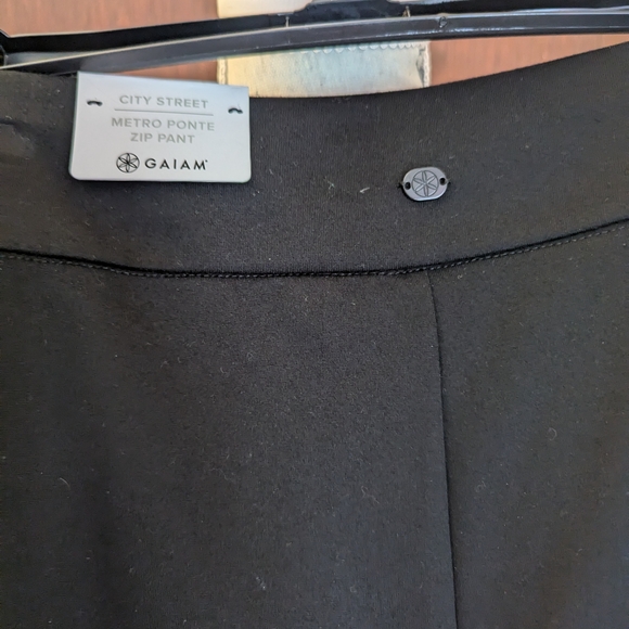 Gaiam Black High-Waisted Leggings with Zipper Pockets🆕 - Picture 3 of 6